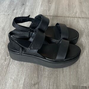 Everlane Platform Sandals in Black (Size 9)